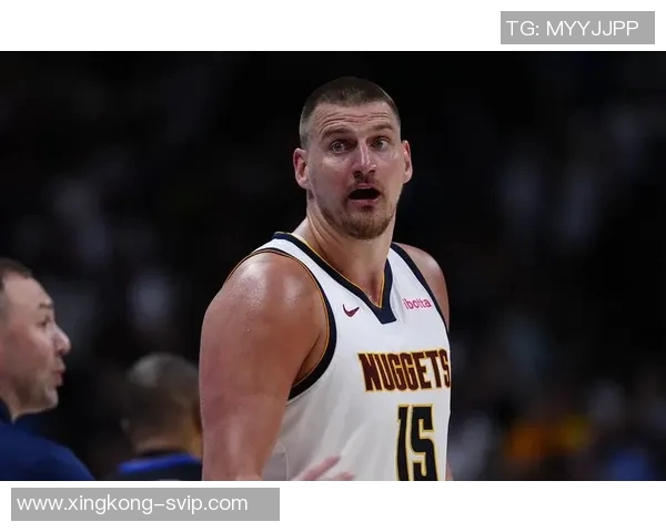 约基奇认真签名遭球迷拍后脑勺反应搞笑引发热议 约基奇认真签名遭球迷拍后脑勺反应搞笑引发热议