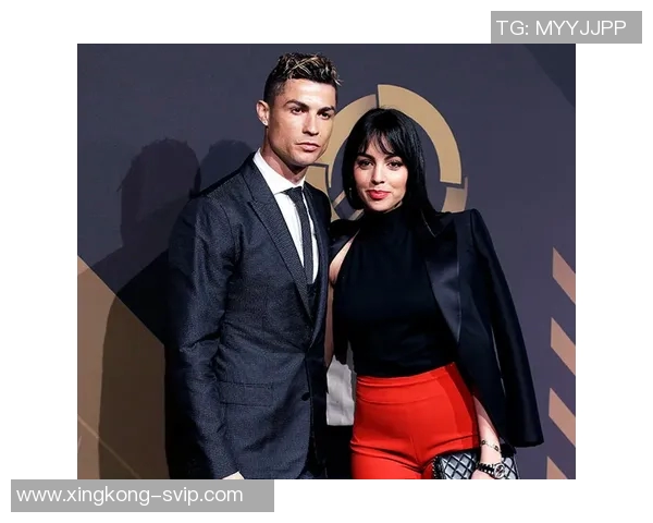 C罗获环足奖感言感谢妻子乔治娜台下微笑展幸福瞬间 C罗获环足奖感言感谢妻子乔治娜台下微笑展幸福瞬间